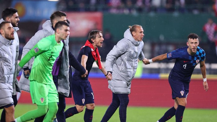VIENNA, AUSTRIA - SEPTEMBER 25: Luka Modric of Croatia celebrates with team mates at full ltime during the UEFA Nations League League A Group 1 match between Austria and Croatia at Ernst Happel Stadion on September 25, 2022 in Vienna, Austria. (Photo by Robbie Jay Barratt - AMA/Getty Images)