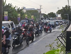 Hari Pertama Jembatan Mojo Ditutup, Telukan Sukoharjo Macet 2,5 Km