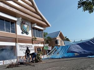 Desak Penyaluran Bantuan Gempa, Warga Dirikan Tenda di Kantor Bupati Majene Desak Penyaluran Bantuan Gempa, Warga Dirikan Tenda di Kantor Bupati Majene