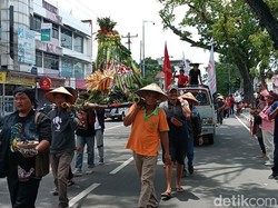Demo Peringatan Hari Tani, Massa Bawa Tumpeng Raksasa ke BPN Sumut