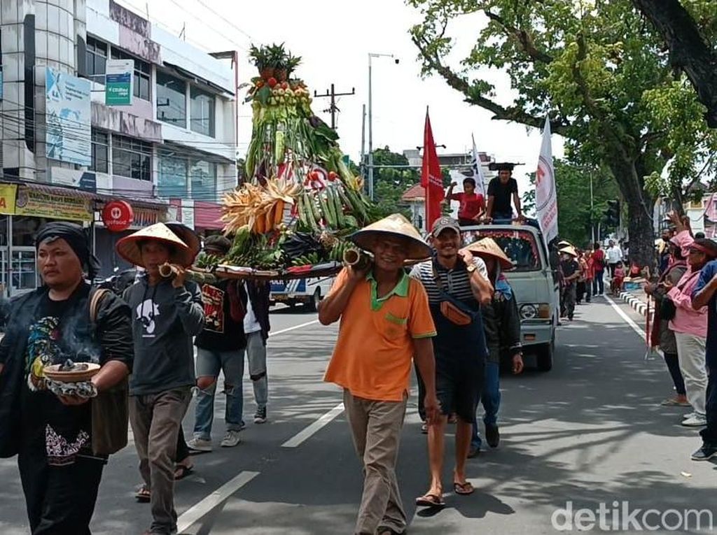 Demo Peringatan Hari Tani, Massa Bawa Tumpeng Raksasa ke BPN Sumut Demo Peringatan Hari Tani, Massa Bawa Tumpeng Raksasa ke BPN Sumut