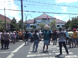 Ratusan Sopir Truk Penambang Pasir Gelar Aksi Demo di Pemkab Lumajang
