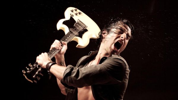 Para Musisi yang Ngamuk di Panggung: Cabut Tanpa Pamit-Banting Gitar