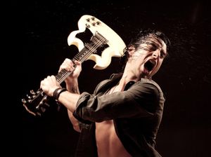 7 Musisi Dunia Ngamuk di Atas Panggung, Ada di Indonesia 7 Musisi Dunia Ngamuk di Atas Panggung, Ada di Indonesia