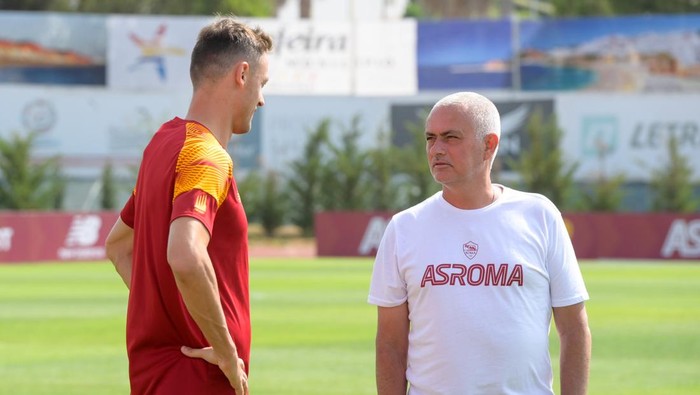 ALBUFEIRA, PORTUGAL - JULY 15: AS Roma coach Josè Mourinho and Nemanja Matic during a training session at Estadio Municipal de Albufeira on July 15, 2022 in Albufeira, Portugal. (Photo by Fabio Rossi/AS Roma via Getty Images)