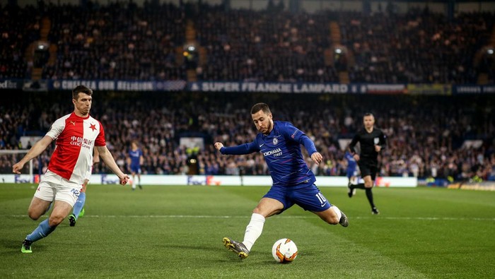 ondrej kudela eden hazard chelsea europa league LONDON, ENGLAND - APRIL 18: Eden Hazard of Chelsea in action with Ondrej Kudela of SK Slavia Prague during the UEFA Europa League Quarter Final Second Leg match between Chelsea and Slavia Praha at Stamford Bridge on April 18, 2019 in London, England. (Photo by Marc Atkins/Getty Images)