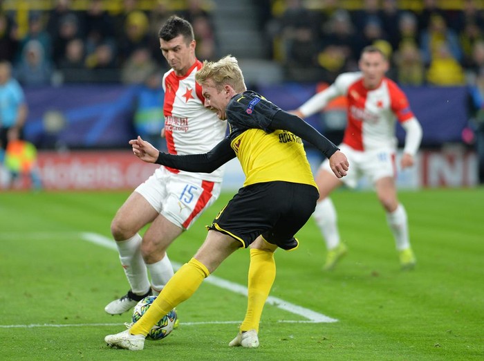 DORTMUND, GERMANY - DECEMBER 10: (BILD ZEITUNG OUT) Ondrej Kudela of Slavia Praha and Julian Brandt of Borussia Dortmund battle for the ball during the UEFA Champions League group F match between Borussia Dortmund and Slavia Praha at Signal Iduna Park on December 10, 2019 in Dortmund, Germany. (Photo by TF-Images/Getty Images)