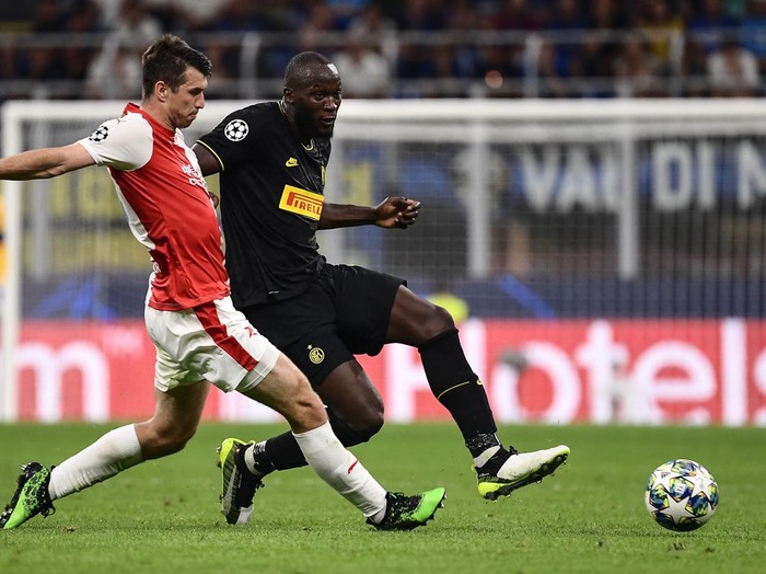 Inter Milan's Belgian forward Romelu Lukaku (R) outruns Slavia Prague's Czech defender Ondrej Kudela during the UEFA Champions League Group F football match Inter Milan vs Slavia Prague on September 17, 2019 at the San Siro stadium in Milan. (Photo by Marco Bertorello / AFP)        (Photo credit should read MARCO BERTORELLO/AFP via Getty Images)