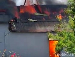 Pabrik Mebel di Mojokerto Terbakar Hebat Hingga Atapnya Ambruk