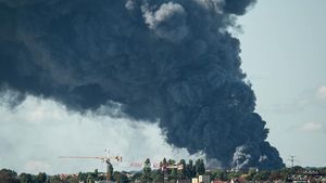 Potret Pasar Terbesar Dunia di Paris Kebakaran, Asap Pekat Membubung Tinggi