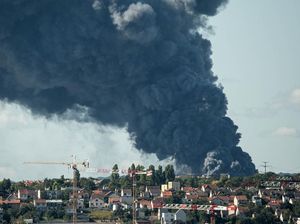 Potret Pasar Terbesar Dunia di Paris Kebakaran, Asap Pekat Membubung Tinggi