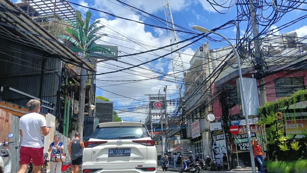Potret Kabel Semrawut di Kuta, Nadi Pariwisata Tak Sedap Dipandang Mata Potret Kabel Semrawut di Kuta, Nadi Pariwisata Tak Sedap Dipandang Mata