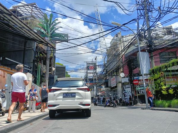 Potret Kabel Semrawut di Kuta, Nadi Pariwisata Tak Sedap Dipandang Mata