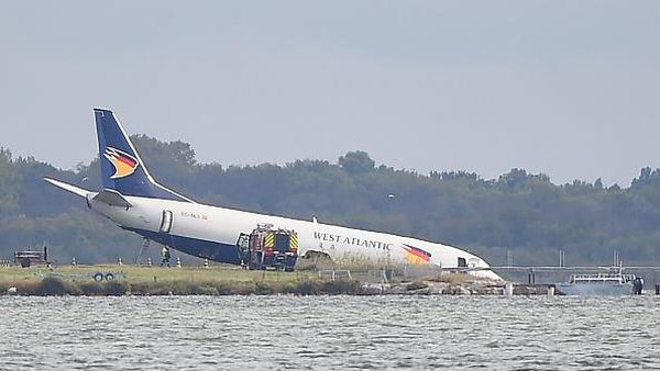 Potret Pesawat Tergelincir Nyaris Masuk Danau di Prancis