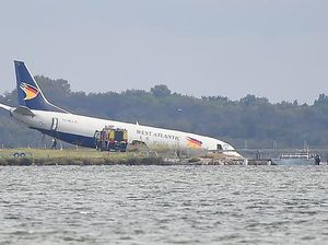 Potret Pesawat Tergelincir Nyaris Masuk Danau di Prancis Potret Pesawat Tergelincir Nyaris Masuk Danau di Prancis