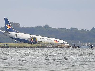 Potret Pesawat Tergelincir Nyaris Masuk Danau di Prancis