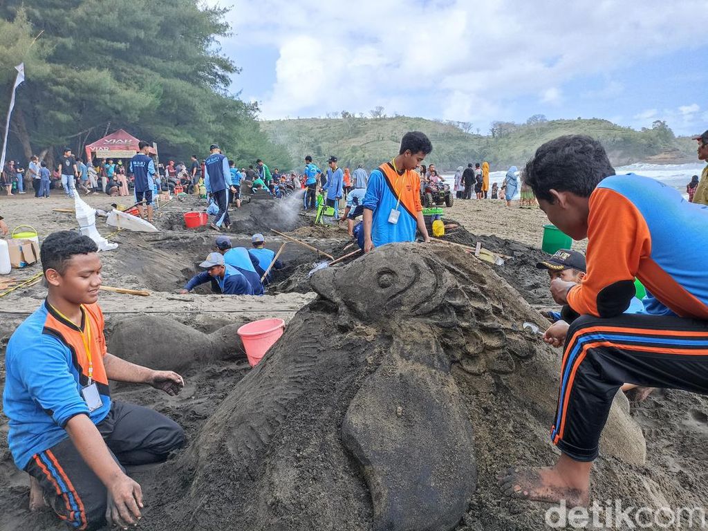 Ada Replika Koi hingga Candi Penataran di Festival Patung Pasir Blitar Ada Replika Koi hingga Candi Penataran di Festival Patung Pasir Blitar