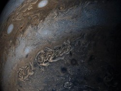 Riset 40 Tahun Mengungkap Pola Aneh di Atmosfer Jupiter