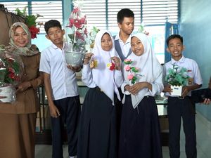 Siswa Berkebutuhan Khusus di Polman Raup Cuan dengan Kerajinan Tangan Siswa Berkebutuhan Khusus di Polman Raup Cuan dengan Kerajinan Tangan