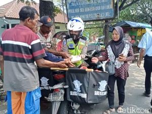 Rengkek Polisi di Jombang Laris Manis Diserbu Tukang Becak-PKL di Jalan