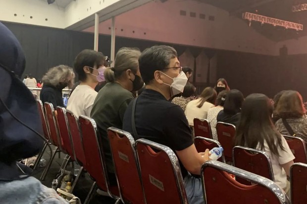 Potret anggota keluarga SEVENTEEN menyaksikan konser Be The Sun in Jakarta
