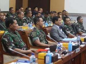 Potret Jenderal Andika-Dudung Duduk Bareng di Raker DPR Potret Jenderal Andika-Dudung Duduk Bareng di Raker DPR