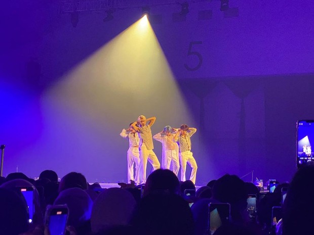 Potret penampilan performance team di atas panggung konser Be The Sun in Jakarta