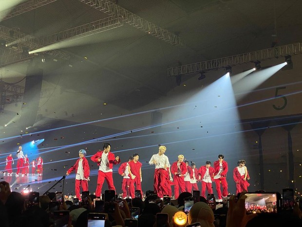 Potret penampilan SEVENTEEN di atas panggung konser Be The Sun in Jakarta