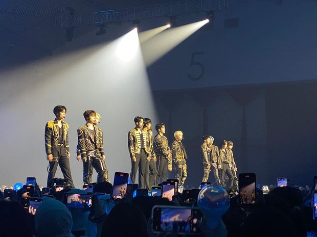 Potret penampilan SEVENTEEN di atas panggung konser Be The Sun in Jakarta