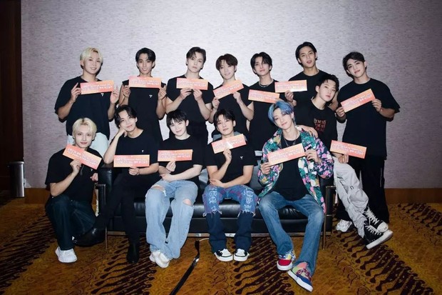 Potret SEVENTEEN di balik panggung Be The Sun in Jakarta