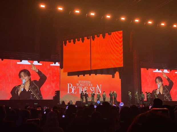Potret SEVENTEEN menyapa Carat di panggung konser Be The Sun in Jakarta