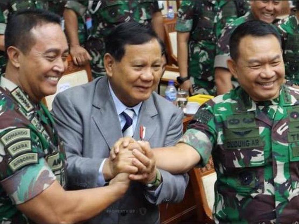 Kala Prabowo Satukan Jenderal Andika dan Dudung Lewat Salam Komando