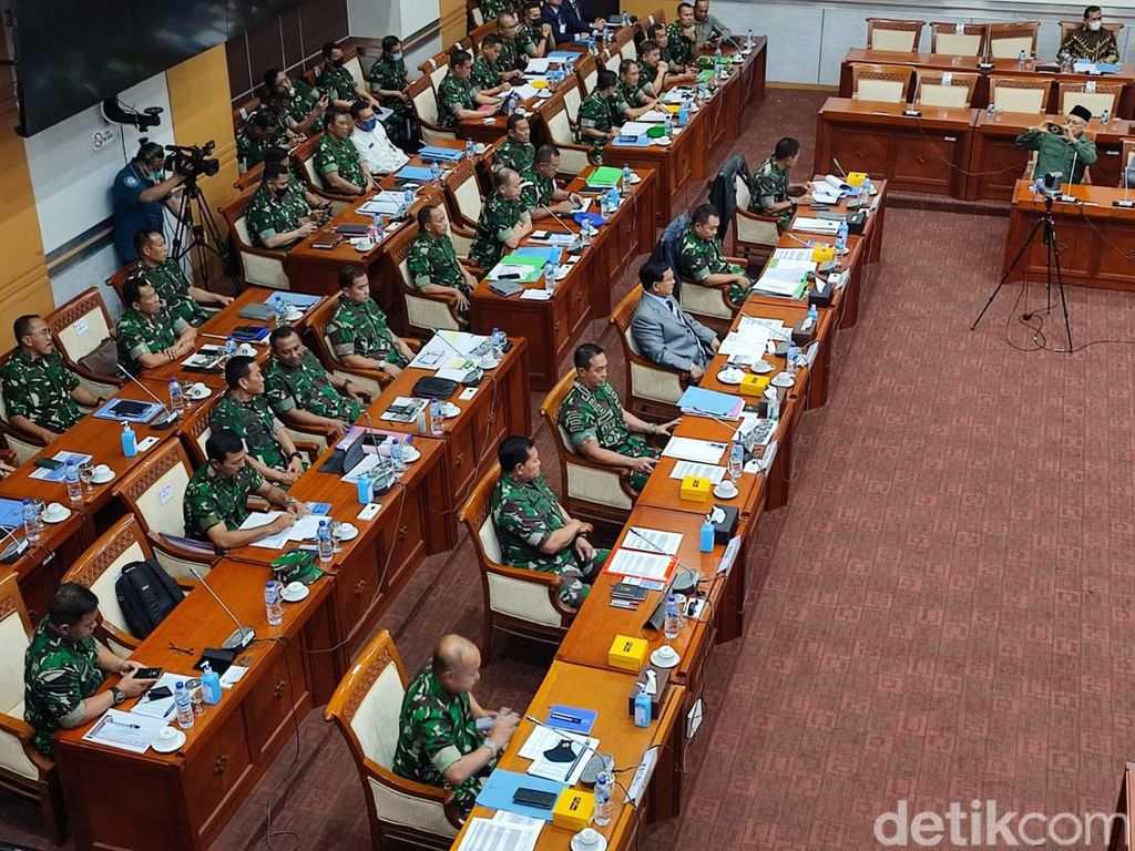 Momen Panglima TNI-KSAD Hadiri Rapat Komisi I, Terpisahkan Menhan