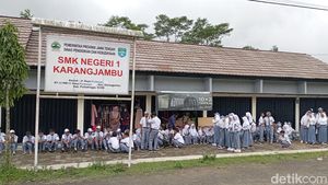 Potret Siswa SMKN di Purbalingga Sekolah di Pasar gegara Tak Punya Gedung