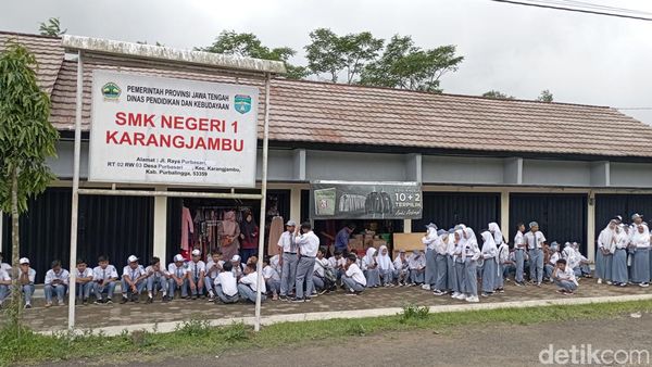 Potret Siswa SMKN di Purbalingga Sekolah di Pasar gegara Tak Punya Gedung