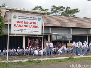 Potret Siswa SMKN di Purbalingga Sekolah di Pasar gegara Tak Punya Gedung