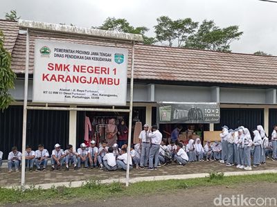 Potret Siswa SMKN di Purbalingga Sekolah di Pasar gegara Tak Punya Gedung