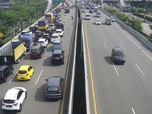 Kecelakaan Mobil Terguling di Km 5+800 Tol JORR Tewaskan 2 Penumpang Kecelakaan Mobil Terguling di Km 5+800 Tol JORR Tewaskan 2 Penumpang