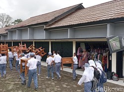 Miris! Tak Punya Gedung, Ratusan Siswa SMKN di Purbalingga Belajar di Pasar