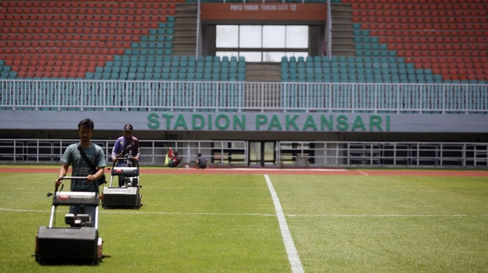 Stadion Pakansari Bersolek Jelang FIFA Matchday Indonesia Vs Curacao Pekerja merapikan fasilitas Stadion Pakansari, di Kabupaten Bogor, Jawa Barat, Senin, (26/9/2022). Stadion Pakansari dengan kapasitas 30 ribu penonton itu menjadi tempat pertandingan laga sepak bola Internasional FIFA Matchday leg ke-2 antara Indonesia vs Curacao pada Selasa (27/9/2022). ANTARA FOTO/Yulius Satria Wijaya/hp.