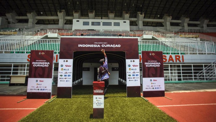 Stadion Pakansari Bersolek Jelang FIFA Matchday Indonesia Vs Curacao Pekerja merapikan fasilitas Stadion Pakansari, di Kabupaten Bogor, Jawa Barat, Senin, (26/9/2022). Stadion Pakansari dengan kapasitas 30 ribu penonton itu menjadi tempat pertandingan laga sepak bola Internasional FIFA Matchday leg ke-2 antara Indonesia vs Curacao pada Selasa (27/9/2022). ANTARA FOTO/Yulius Satria Wijaya/hp.