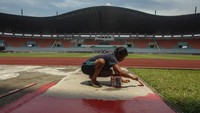 Pekerja mengecat fasilitas Stadion Pakansari. Sebanyak 750 aparat gabungan akan dikerahkan untuk mengamankan laga tersebut. Diperkirakan akan ada 10 ribu suporter yang datang ke Stadion Pakansari untuk menyaksikan laga Indonesia vs Curacao.