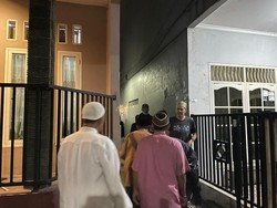 Suasana Haru di Rumah Duka Korban Tewas Kecelakaan di Tol JORR