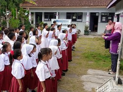 Saat Ibu PKK Mengajar Siswa SD di Gesikan Purworejo yang Gurunya Pindah