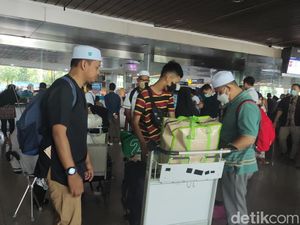 63 Calon Jamaah Umrah Jatim Gagal Berangkat gegara Sertifikat Vaksin 63 Calon Jamaah Umrah Jatim Gagal Berangkat gegara Sertifikat Vaksin