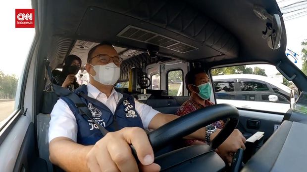 Gubernur DKI Jakarta Anies Baswedan menjajal angkutan umum Jaklingko sebagai pengemudi.