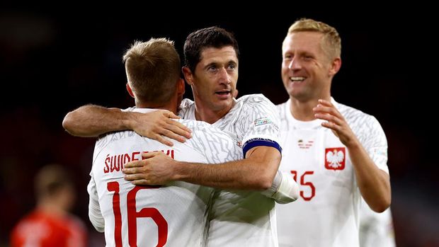 CARDIFF, WALES - SEPTEMBER 25: Karol Swiderski of Poland celebrates with teammate Robert Lewandowski after scoring their team's first goal during the UEFA Nations League League A Group 4 match between Wales and Poland at Cardiff City Stadium on September 25, 2022 in Cardiff, Wales. (Photo by Michael Steele/Getty Images)