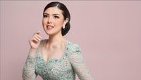 7 Gaya Tina Toon yang Makin Langsing, Pemotretan Pakai Kebaya Bak Model