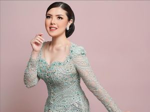 7 Gaya Tina Toon yang Makin Langsing, Pemotretan Pakai Kebaya Bak Model 7 Gaya Tina Toon yang Makin Langsing, Pemotretan Pakai Kebaya Bak Model