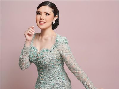 7 Gaya Tina Toon yang Makin Langsing, Pemotretan Pakai Kebaya Bak Model